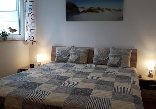 Schlafzimmer 1