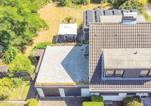 Blick auf Haus und Garten 