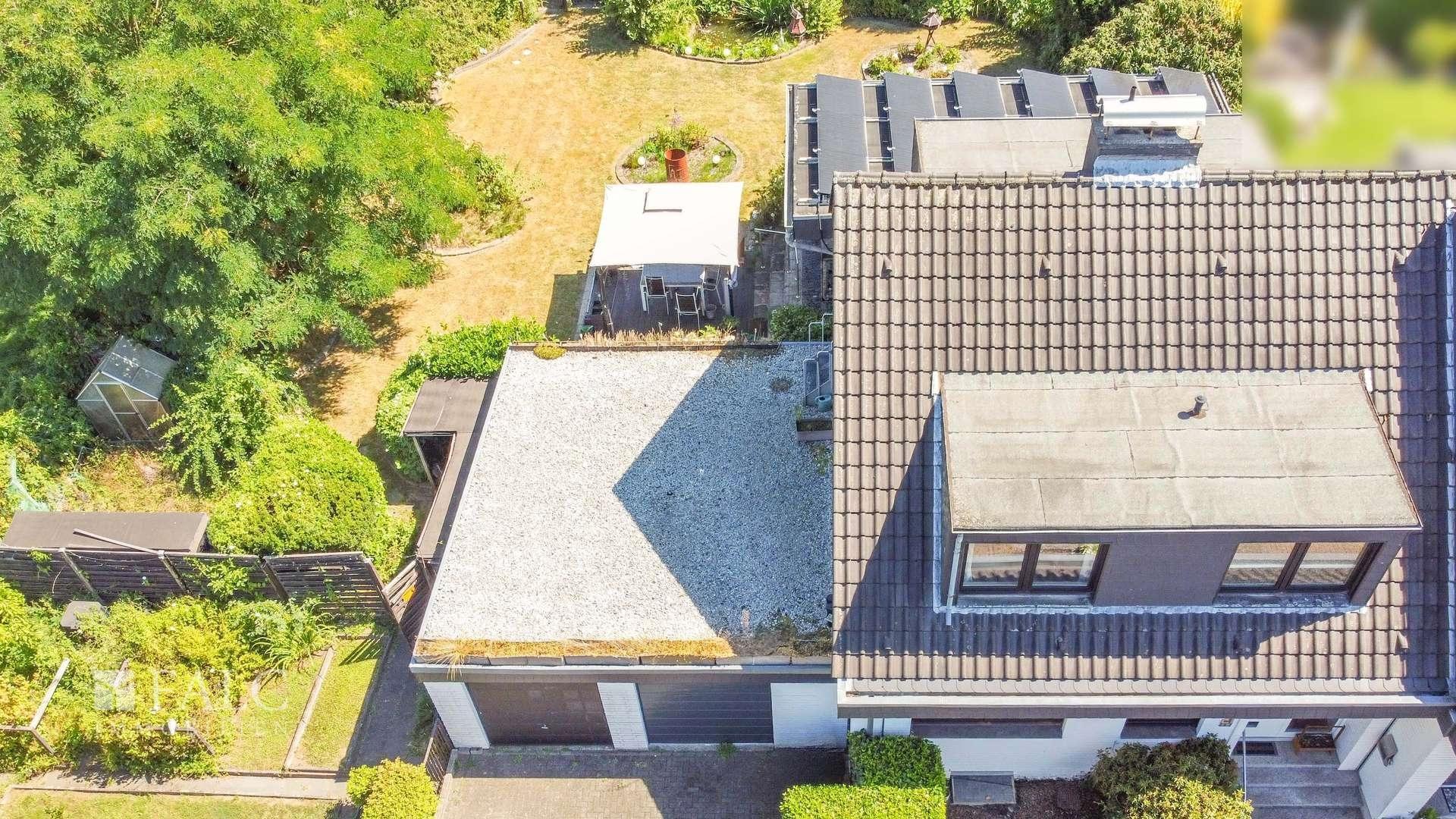 Blick auf Haus und Garten 