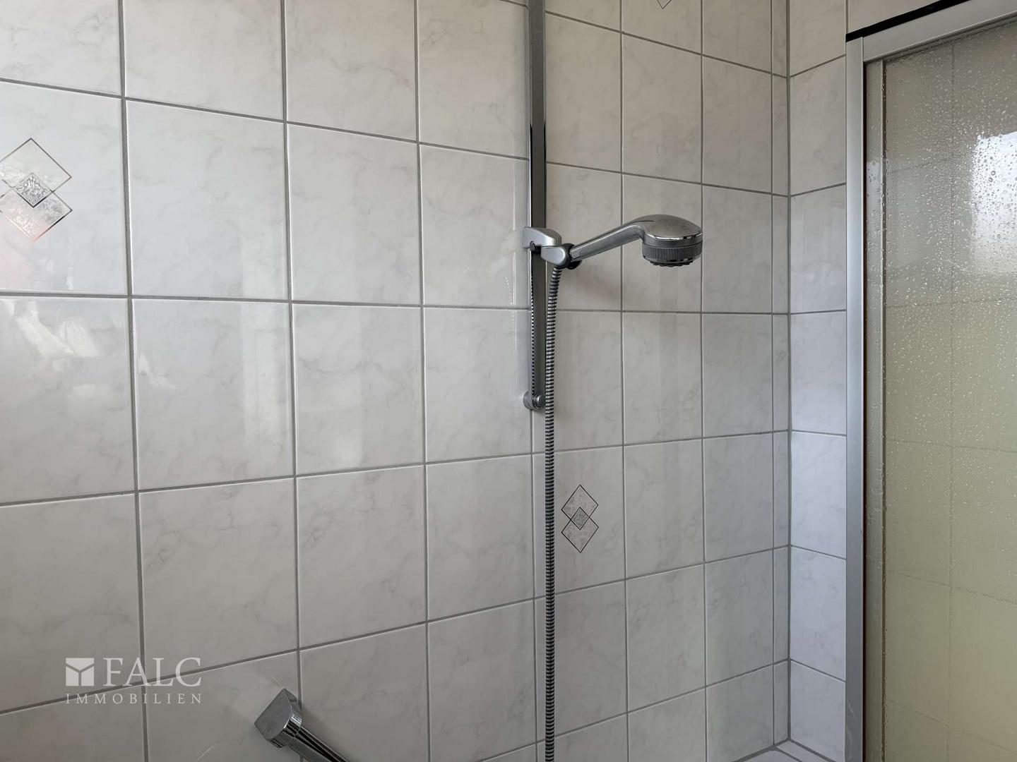 Bad mit Wanne/Dusche