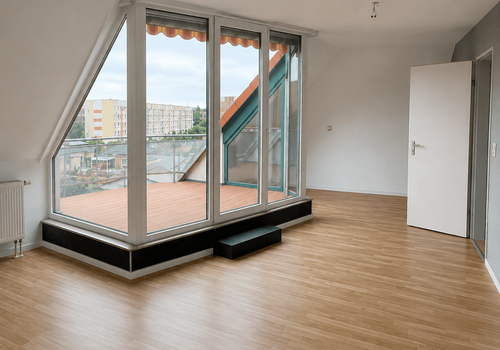 Wohnzimmer mit großem Balkon