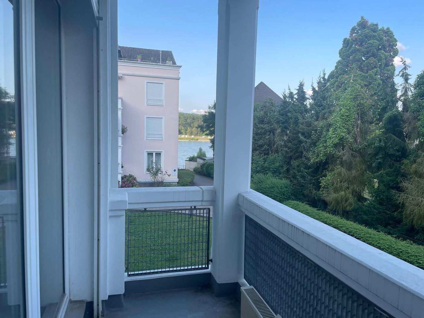 Rheinblick vom Balkon