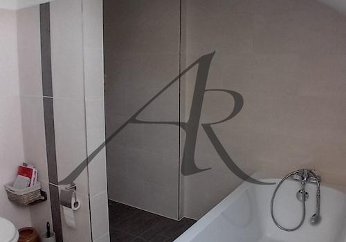 Tageslichtbad mit Badewanne und Dusche