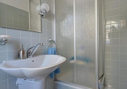 Gäste-WC mit Dusche