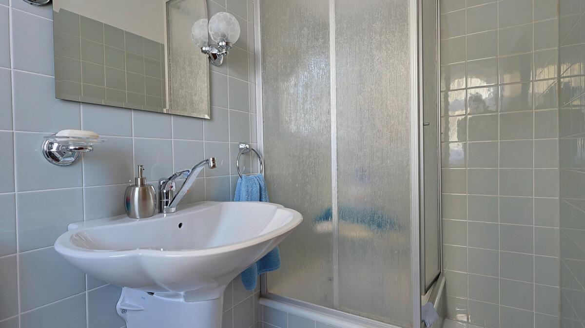 Gäste-WC mit Dusche