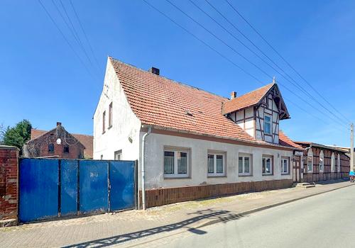 ...mit Auffahrt von der Straße