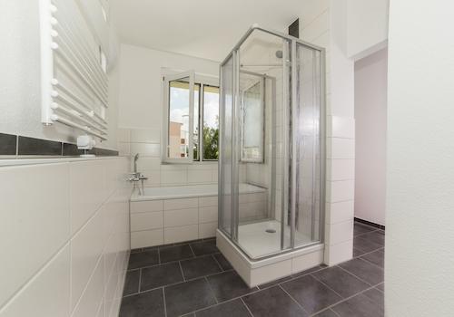 modernes Bad mit Wanne und Dusche