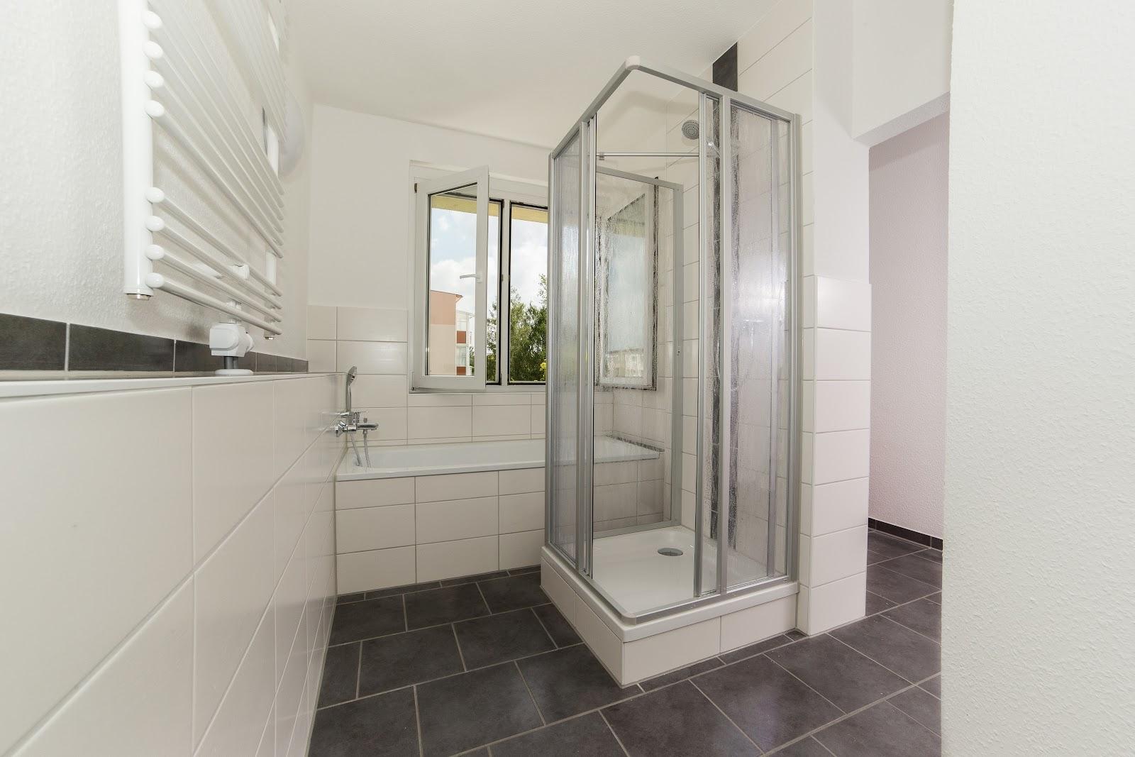 modernes Bad mit Wanne und Dusche