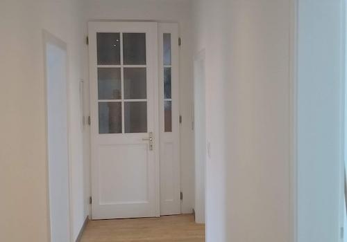 Flur mit Wohnungseingangstür