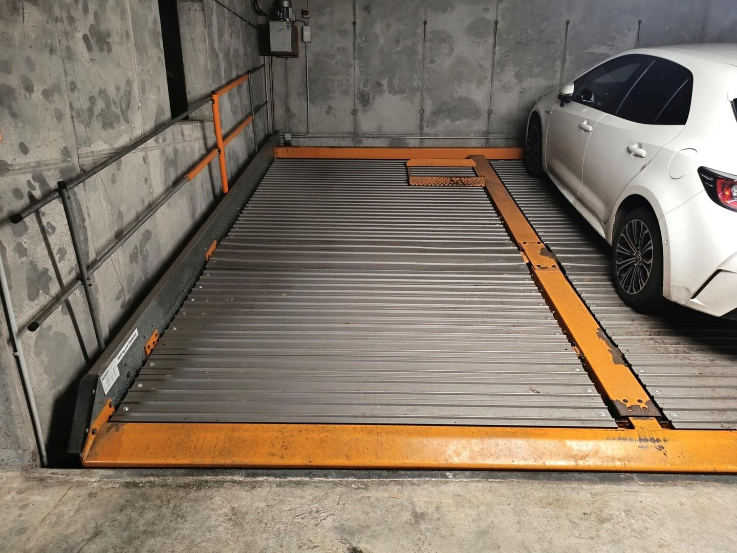 Tiefgaragenstellplatz