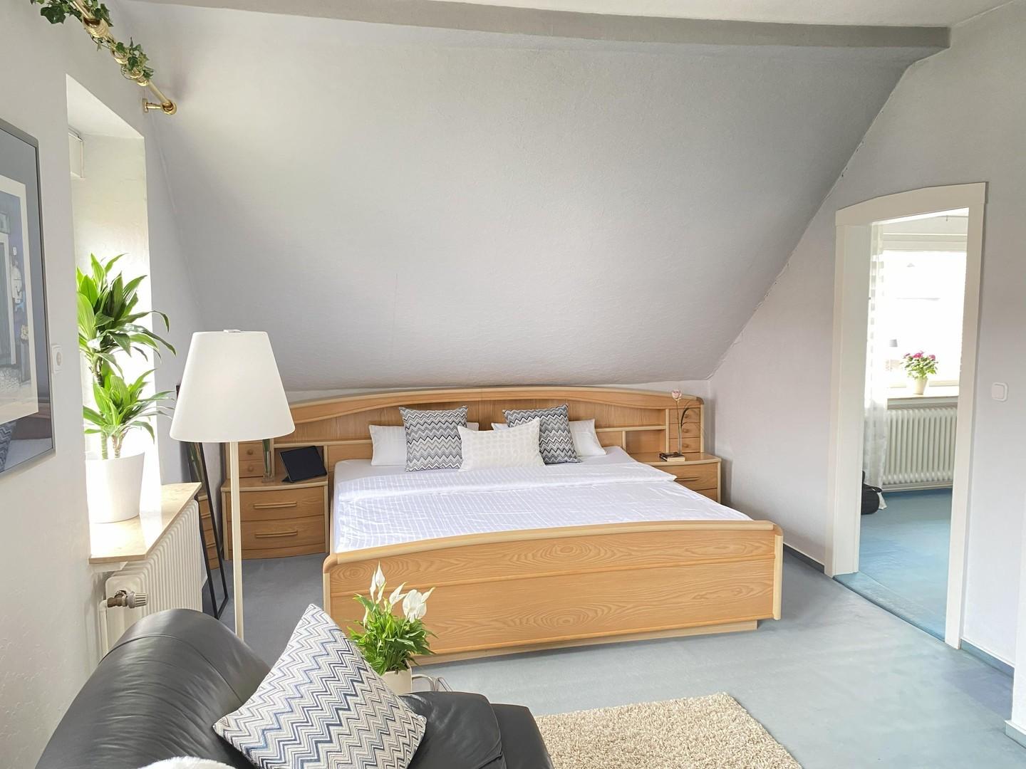 Geräumiges Schlafzimmer im OG