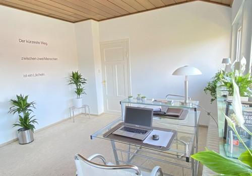 Helles Arbeitszimmer