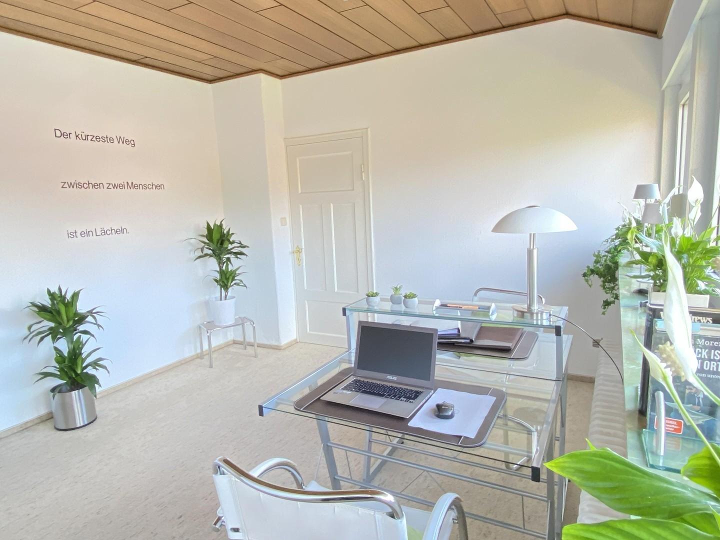 Helles Arbeitszimmer