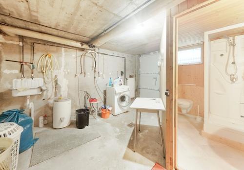 KG Hauswirtschaftsraum mit Duschbad