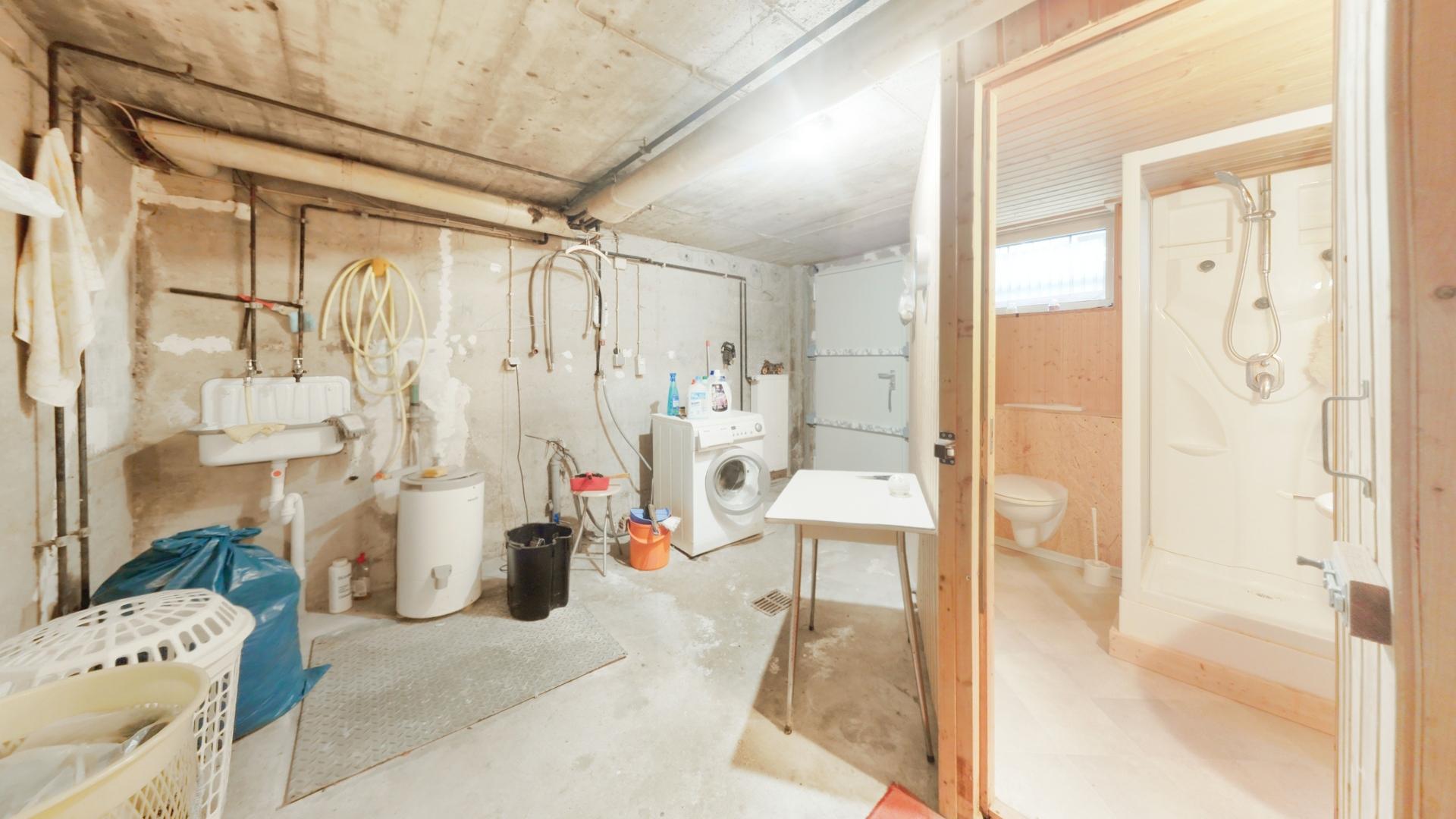 KG Hauswirtschaftsraum mit Duschbad