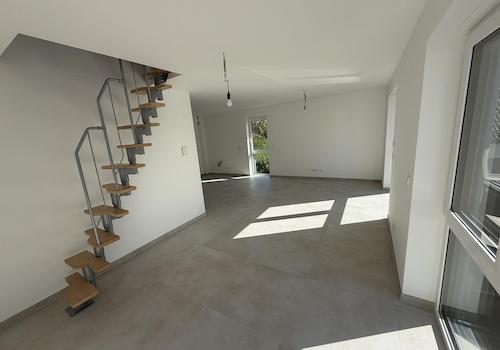 Wohnzimmer/Treppe nach oben
