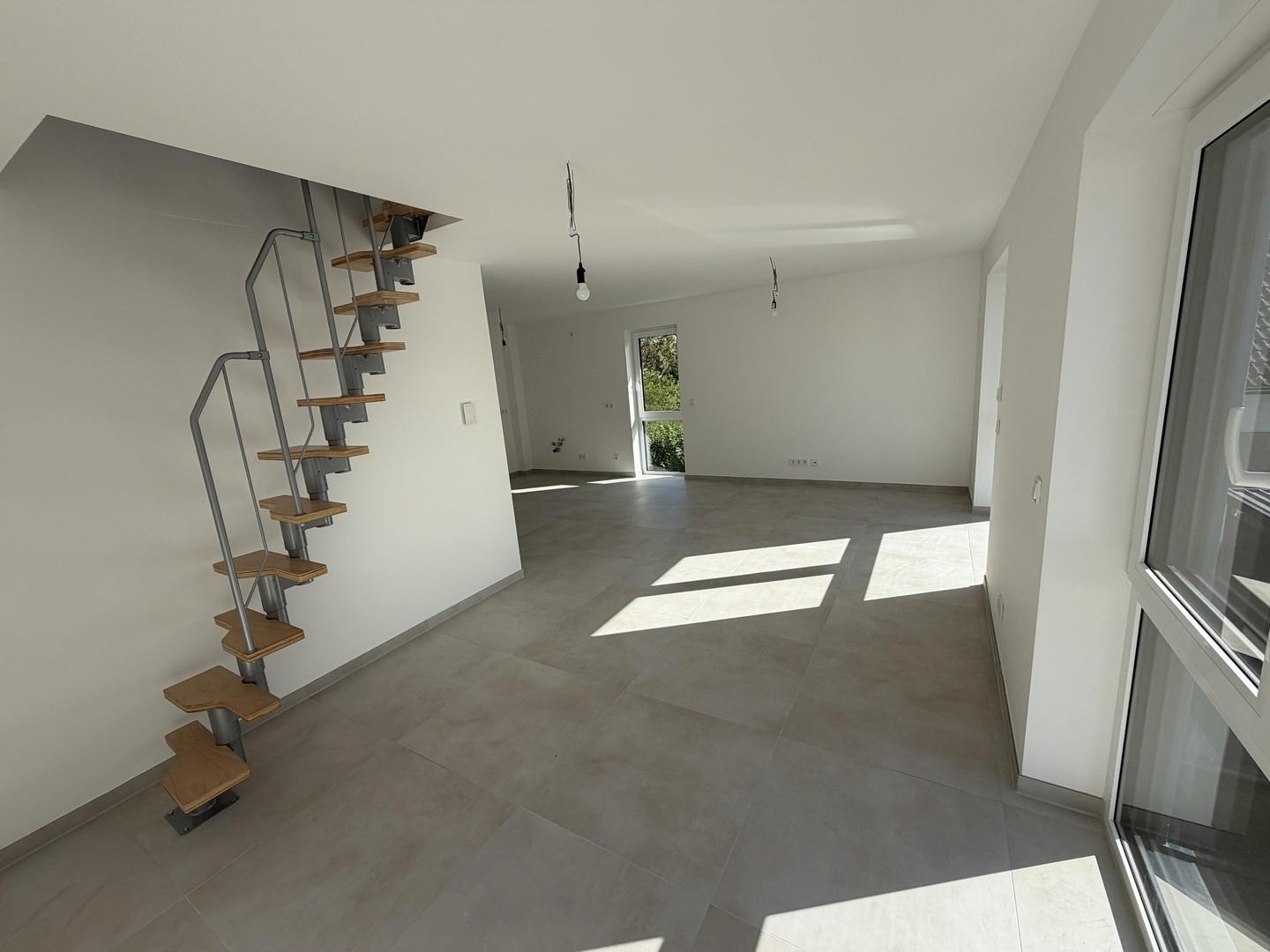 Wohnzimmer/Treppe nach oben
