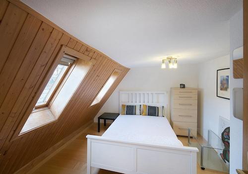 Schlafzimmer DG