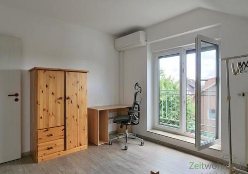 Kleiderschrank und Schreibtisch