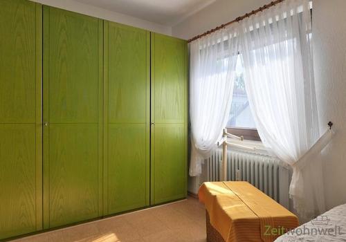 grüner Kleiderschrank
