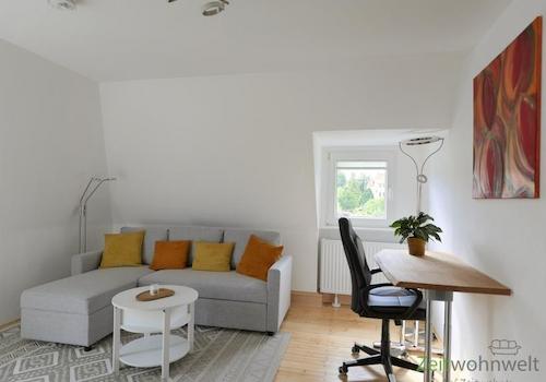 Sofa und Schreibtisch