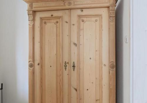 Kleiderschrank vor dem Schlafzimmer