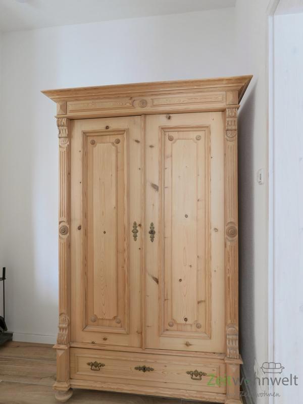 Kleiderschrank vor dem Schlafzimmer