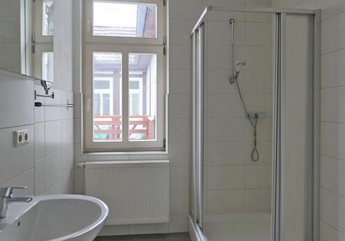 Dusche und Fenster