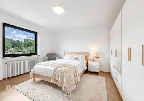 Schlafzimmer II - (gestaged)