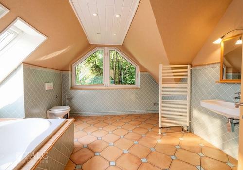 DG-Bad mit Dusche und Wanne
