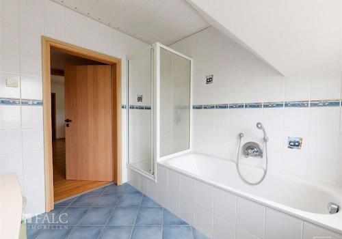 .... Wanne + Dusche - 2.Bad DG