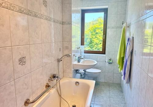 Bad 1. Wohnung
