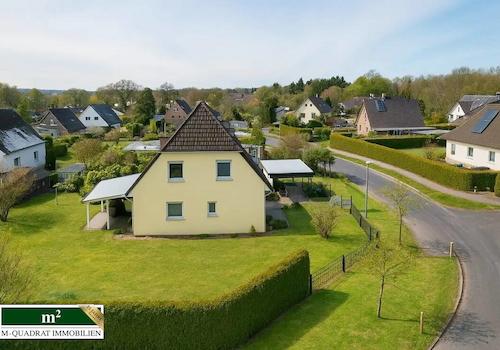Drohnenaufnahme EFH mit großzügigem Grundstück