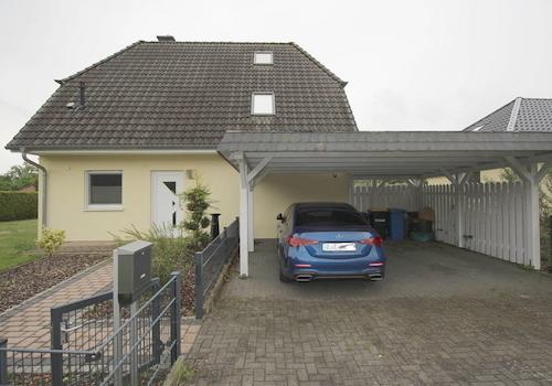 Eingangsbereich EFH mit Doppelcarport