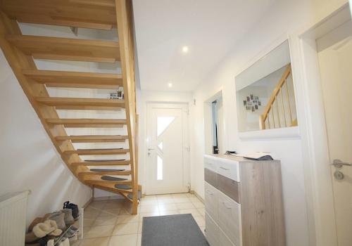 Eingangsbereich mit Flur u. Holztreppe ins OG