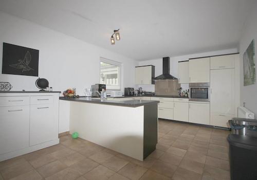 Moderne Einbauküche mit Markengeräten