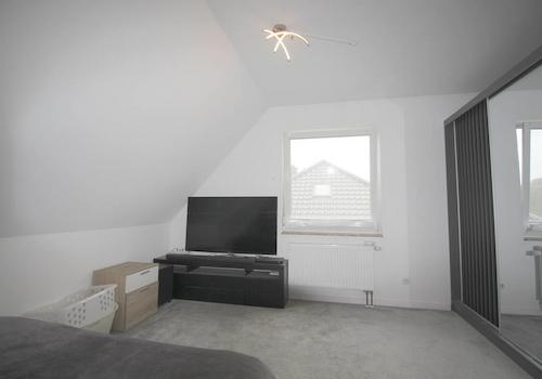 Eltern-Schlafzimmer mit TV u. Kleiderschrank OG