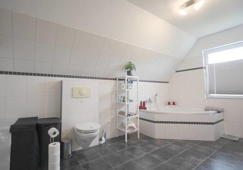 Geräumiges Hauptbad mit Wanne u. Dusche OG