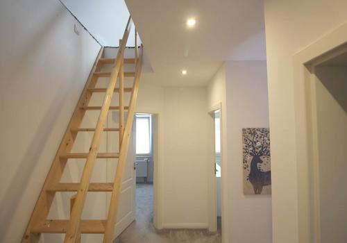 Platzsparende Holztreppe ins wohnliche DG