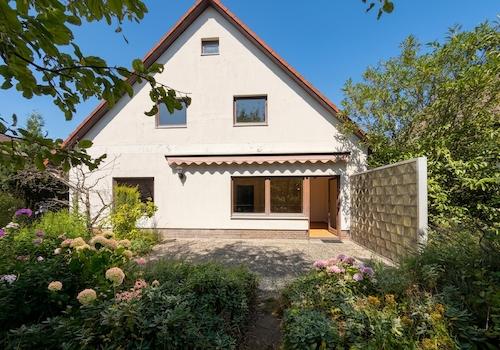 Haus und Terrasse - KI-generiert