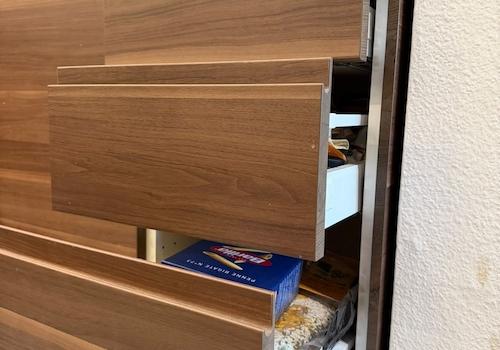 Küchenschrank Detail (Auszüge)