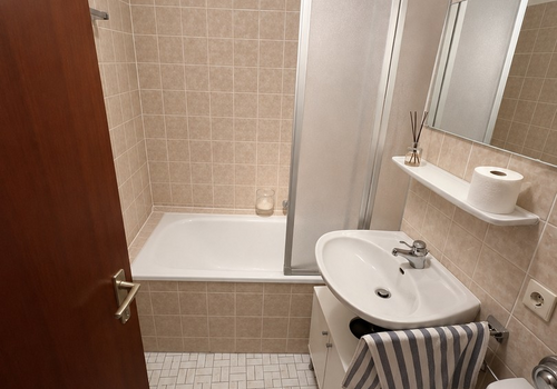 Badezimmer mit Duschbadewanne
