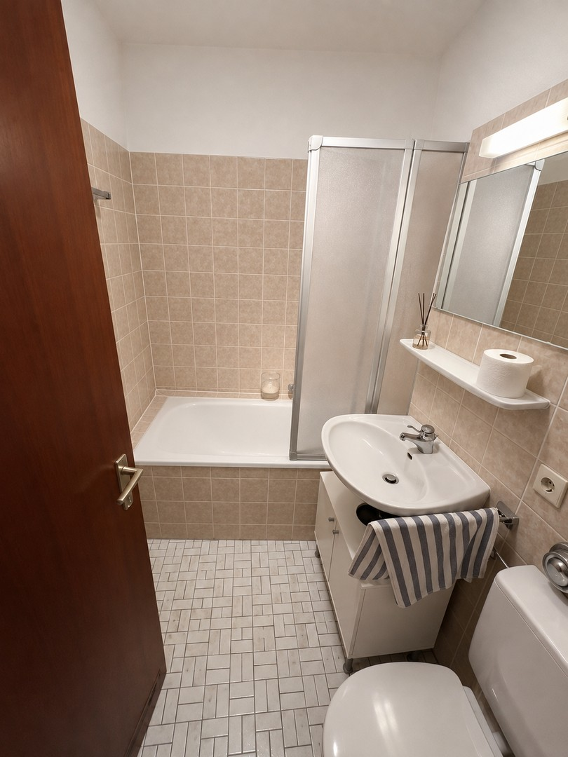 Badezimmer mit Duschbadewanne