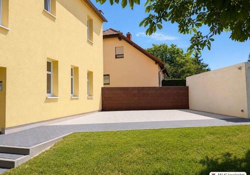 Hinter dem Haus
