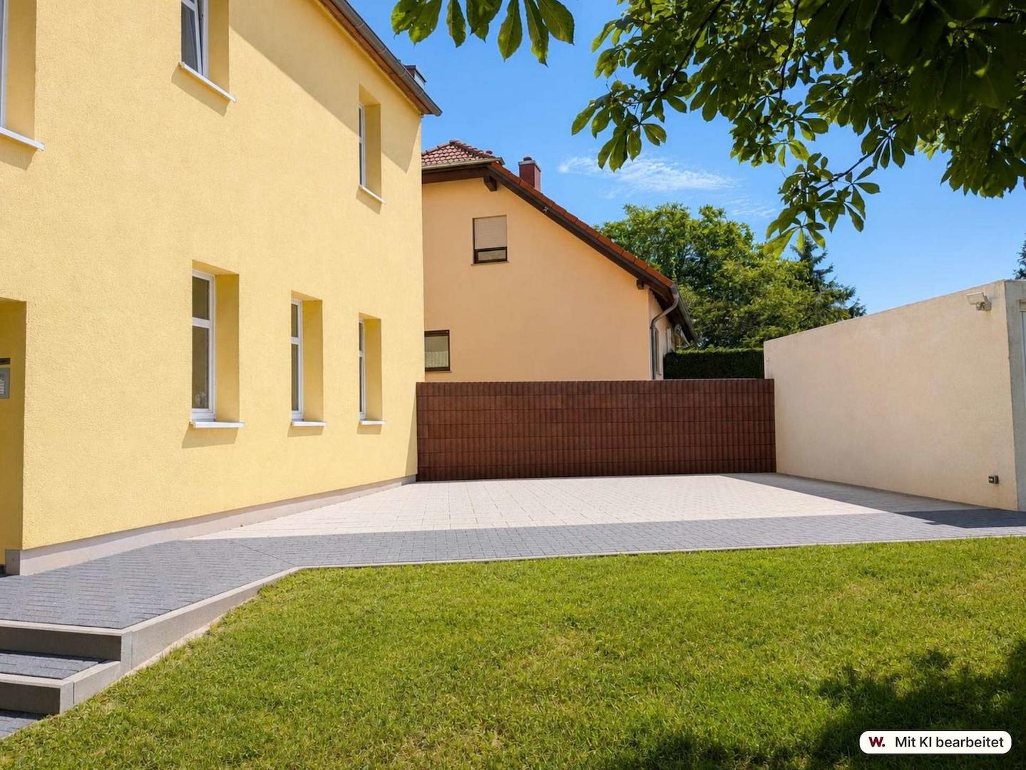 Hinter dem Haus