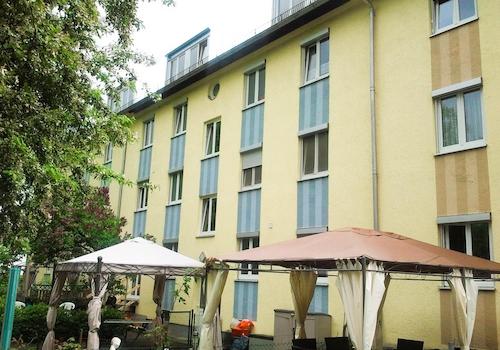 Hausansicht vom Garten