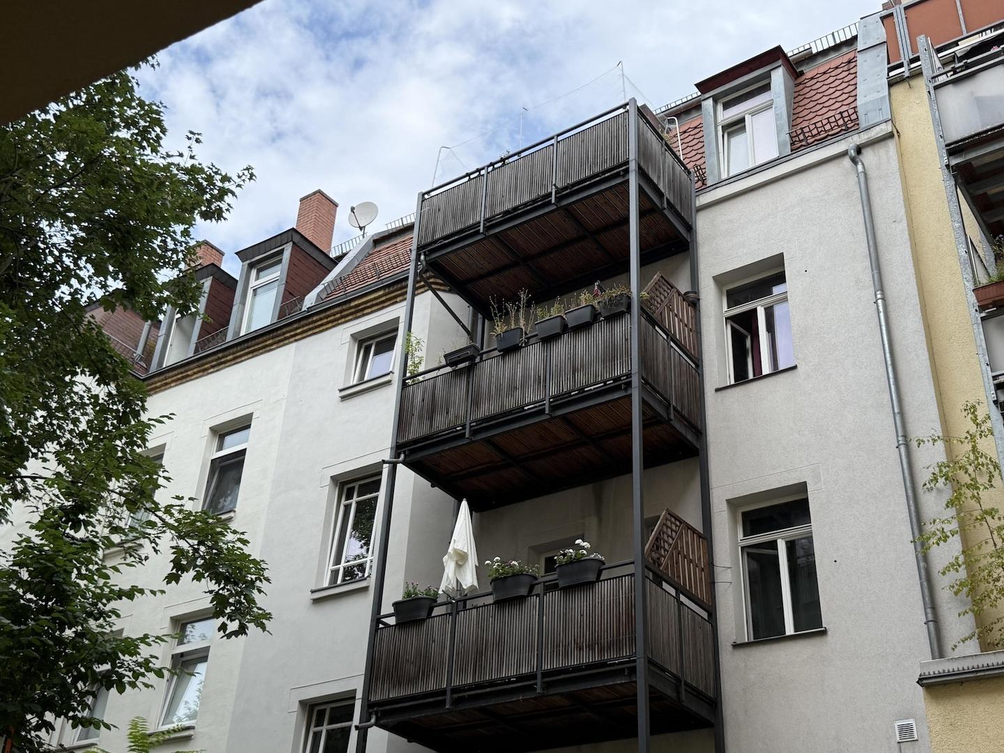 Mehrfamilienhaus | Hofseite mit Balkonen