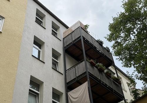Mehrfamilienhaus | Hofseite mit Balkonen