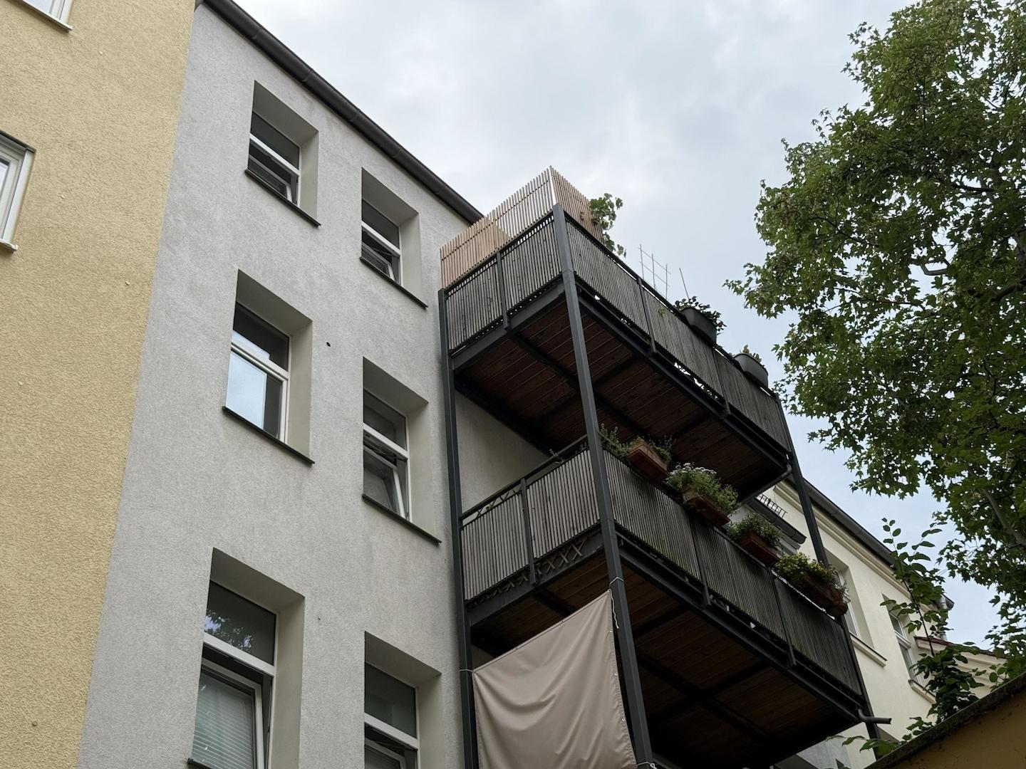 Mehrfamilienhaus | Hofseite mit Balkonen