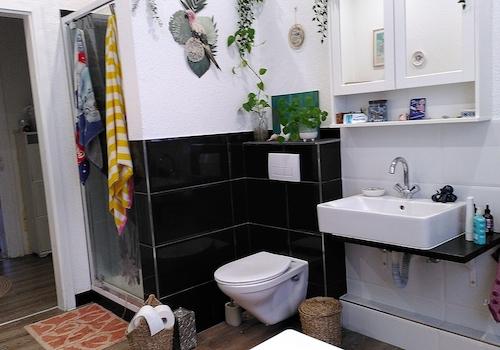 Bad: Dusche, WC, Waschbecken